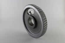 Carica l'immagine nel visualizzatore di Gallery, Rullo di trasporto in acciaio per scorniciatrici Weinig. La dentatura appositamente studiata garantisce un maggior scarico del truciolo e di conseguenza un traino migliore. I rulli durofer possono essere usati su vari tipi di materiali e vengono montati nella prima parte supeiore della macchina. Fissaggio sull'albero di trasmissione tramite bullone o grano (nella versione più recente). Sono disponibili anche altri tipi di dentatura, sia per materiali delicati che per legno bagnato.