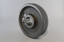 Carica l'immagine nel visualizzatore di Gallery, Rullo di trasporto in acciaio per scorniciatrici Weinig. La dentatura appositamente studiata garantisce un maggior scarico del truciolo e di conseguenza un traino migliore. I rulli durofer possono essere usati su vari tipi di materiali e vengono montati nella prima parte supeiore della macchina. Fissaggio sull'albero di trasmissione tramite bullone o grano (nella versione più recente). Sono disponibili anche altri tipi di dentatura, sia per materiali delicati che per legno bagnato.
