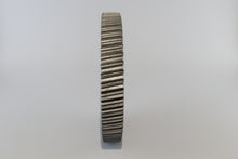 Carica l'immagine nel visualizzatore di Gallery, Rullo di trasporto in acciaio per scorniciatrici Weinig. La dentatura appositamente studiata garantisce un maggior scarico del truciolo e di conseguenza un traino migliore. I rulli durofer possono essere usati su vari tipi di materiali e vengono montati nella prima parte supeiore della macchina. Fissaggio sull'albero di trasmissione tramite bullone o grano (nella versione più recente). Sono disponibili anche altri tipi di dentatura, sia per materiali delicati che per legno bagnato.