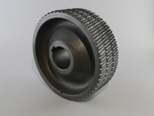 Carica l'immagine nel visualizzatore di Gallery, Rullo di trasporto in acciaio per scorniciatrici Weinig. La dentatura appositamente studiata garantisce un maggior scarico del truciolo e di conseguenza un traino migliore. I rulli durofer possono essere usati su vari tipi di materiali e vengono montati nella prima parte supeiore della scorniciatrice. Fissaggio sull'albero di trasmissione tramite bullone o grano (nella versione più recente). Sono disponibili anche altri tipi di dentatura, sia per materiali delicati che per legno bagnato.