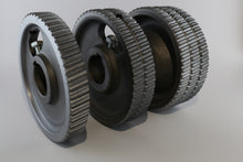 Carica l'immagine nel visualizzatore di Gallery, Rullo di trasporto in acciaio per scorniciatrici Weinig. La dentatura appositamente studiata garantisce un maggior scarico del truciolo e di conseguenza un traino migliore. I rulli durofer possono essere usati su vari tipi di materiali e vengono montati nella prima parte supeiore della macchina. Fissaggio sull'albero di trasmissione tramite bullone o grano (nella versione più recente). Sono disponibili anche altri tipi di dentatura, sia per materiali delicati che per legno bagnato.