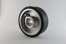 Carica l'immagine nel visualizzatore di Gallery, Rullo di trasporto per scorniciatrici Weinig in gomma. Grazie alla particolare mescola della gomma, 60 shore, il grip è sempre assicurato. I rulli Weinig sono facilmente spostabili da una posizione ad un'altra. Questi rulli vengono montati nella parte finale della macchina e garantiscono un'uscita del pezzo continua e senza rovinarlo.