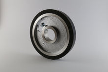 Carica l'immagine nel visualizzatore di Gallery, Rullo di trasporto per scorniciatrici Weinig in gomma. Grazie alla particolare mescola della gomma, 60 shore, il grip è sempre assicurato. I rulli Weinig sono facilmente spostabili da una posizione ad un'altra. Questi rulli vengono montati nella parte finale della macchina e garantiscono un'uscita del pezzo continua e senza rovinarlo.
