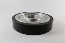 Carica l'immagine nel visualizzatore di Gallery, Rullo di trasporto per scorniciatrici Weinig in gomma. Grazie alla particolare mescola della gomma, 60 shore, il grip è sempre assicurato. I rulli Weinig sono facilmente spostabili da una posizione ad un'altra. Questi rulli vengono montati nella parte finale della macchina e garantiscono un'uscita del pezzo continua e senza rovinarlo.