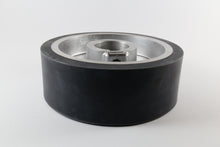 Carica l'immagine nel visualizzatore di Gallery, Rullo di trasporto per scorniciatrici Weinig in gomma. Grazie alla particolare mescola della gomma, 60 shore, il grip è sempre assicurato. I rulli Weinig sono facilmente spostabili da una posizione ad un'altra. Questi rulli vengono montati nella parte finale della macchina e garantiscono un'uscita del pezzo continua e senza rovinarlo.