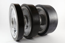 Carica l'immagine nel visualizzatore di Gallery, Rullo di trasporto per scorniciatrici Weinig in gomma. Grazie alla particolare mescola della gomma, 60 shore, il grip è sempre assicurato. I rulli Weinig sono facilmente spostabili da una posizione ad un'altra. Questi rulli vengono montati nella parte finale della macchina e garantiscono un'uscita del pezzo continua e senza rovinarlo.