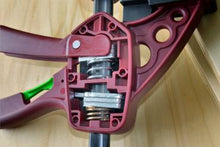 Carica l'immagine nel visualizzatore di Gallery, Morsetti compatti con scanalatura a T per uso con una sola mano per carpenteria e officina con forza di serraggio di 75 kg
