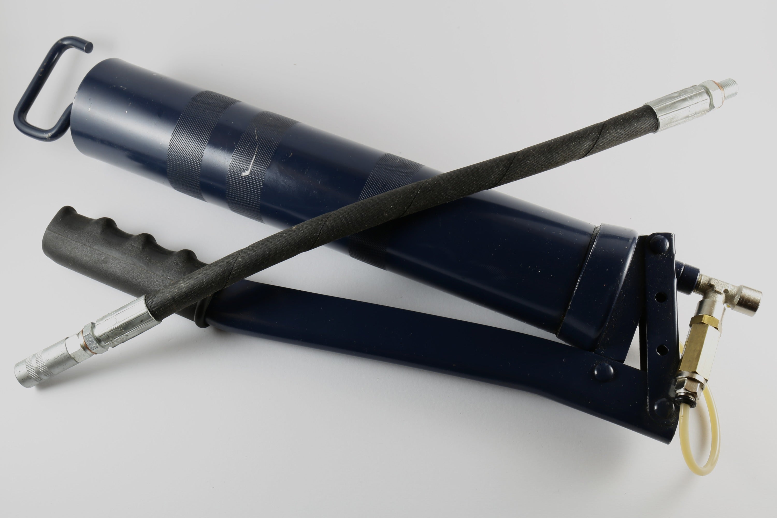 Pompa per ingrassaggio con leva a mano, originale WEINIG, per la lubrificazione completa di tutta la macchina.   Tramite la centralina dove confluiscono tutti gli ingrassatori, è possibile tenere sempre lubrificati gli organi sensibili della macchina.  Equipaggiata con una valvola per limitare la pressione a 175 bar